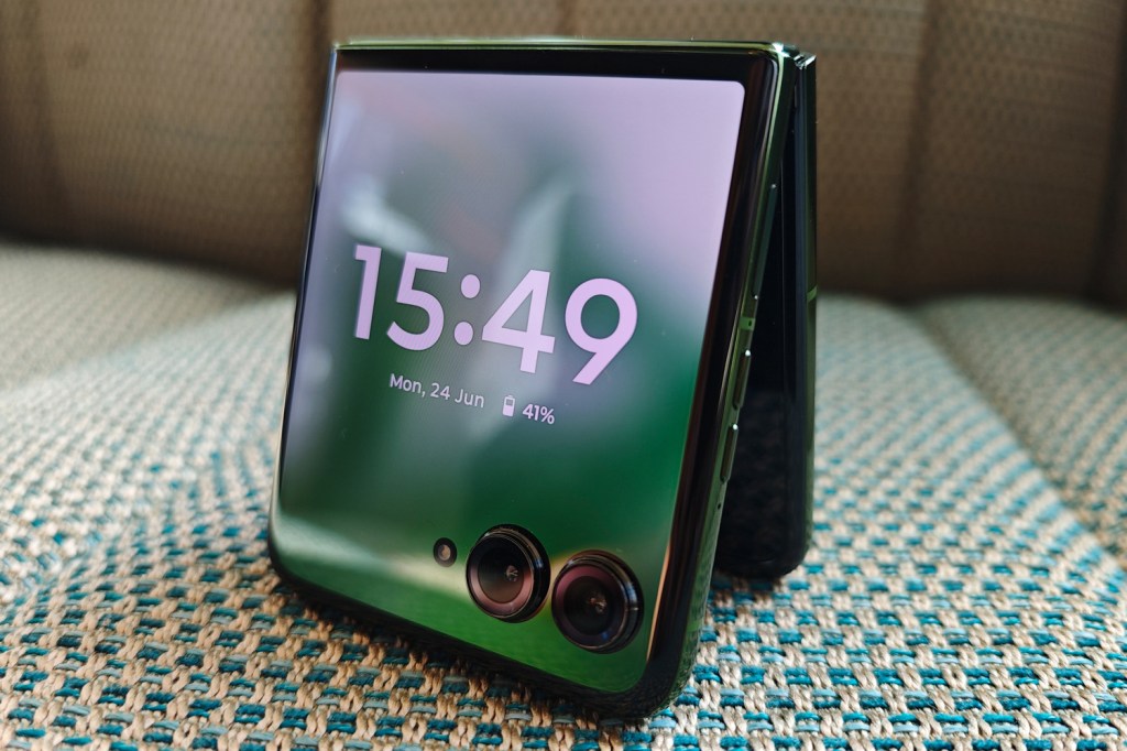 Motorola Razr 50 Ultra review cover clock