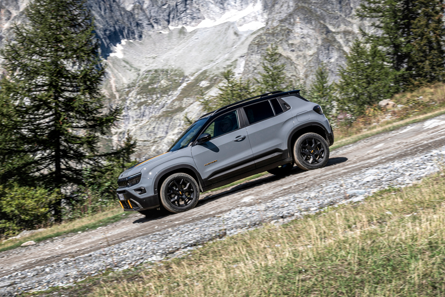 Jeep Avenger 4xe North Face Edition tracking side