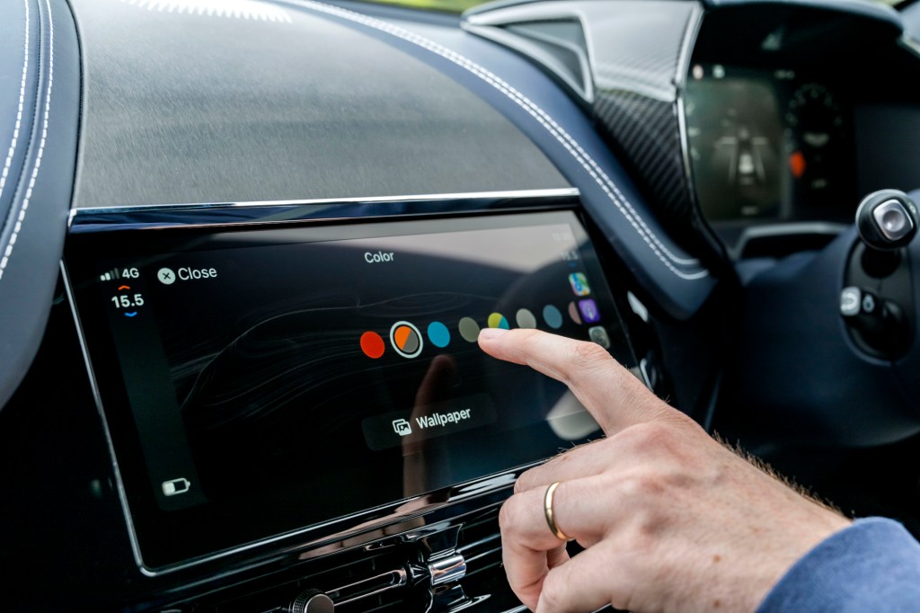 Apple CarPlay Ultra screen showing theme options