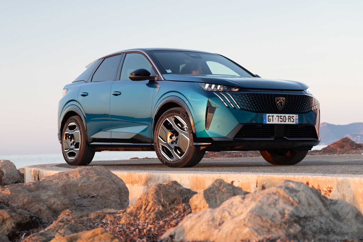 Peugeot e-3008 review static