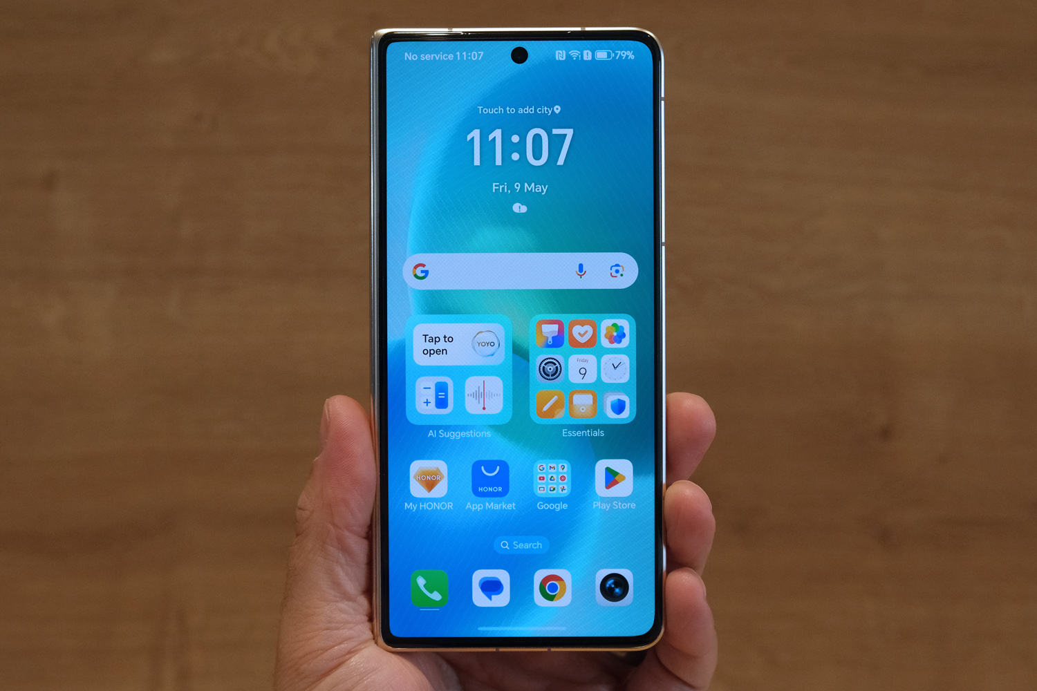 Honor Magic V5 hands-on in hand front