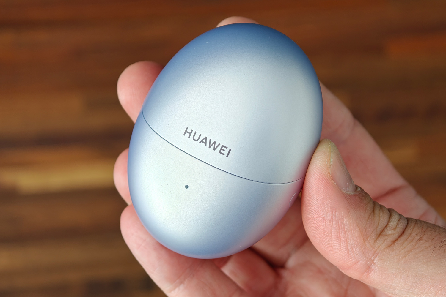 Huawei Freebuds 6 case in hand