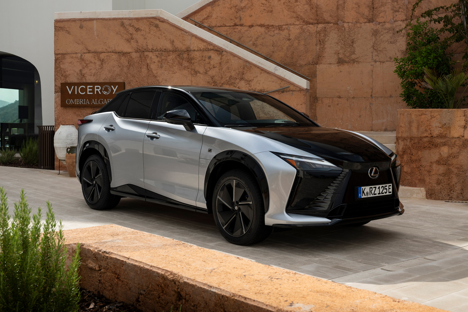 Lexus RZ 2025 drive static front