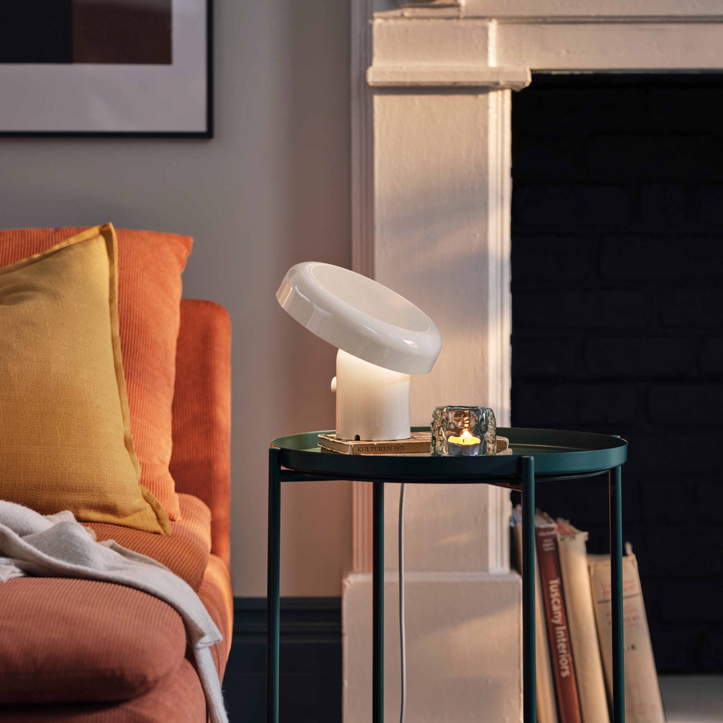 The Blomprakt speaker shown in white. The LED light is integrated so making it “smart” requires plugging the lamp into a smart plug.