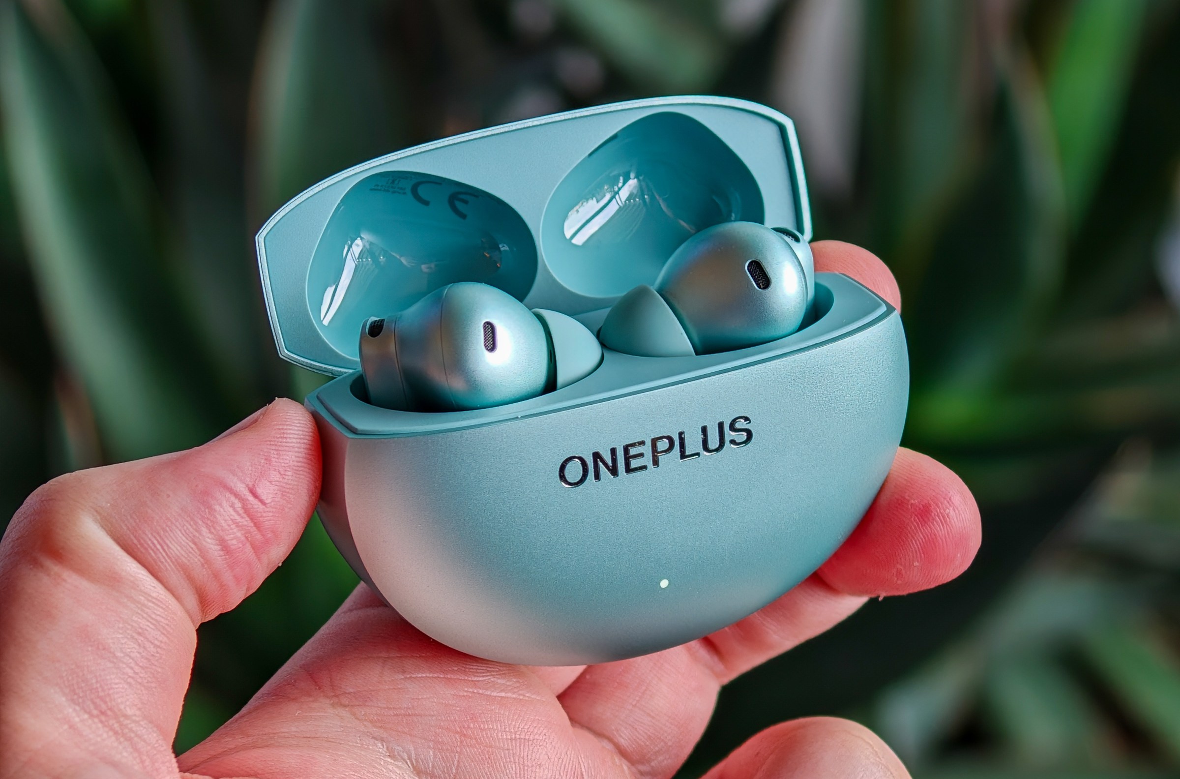 OnePlus Buds 4 in the case