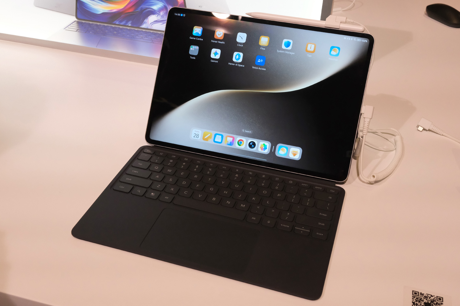 Honor MagicPad 3 handson front