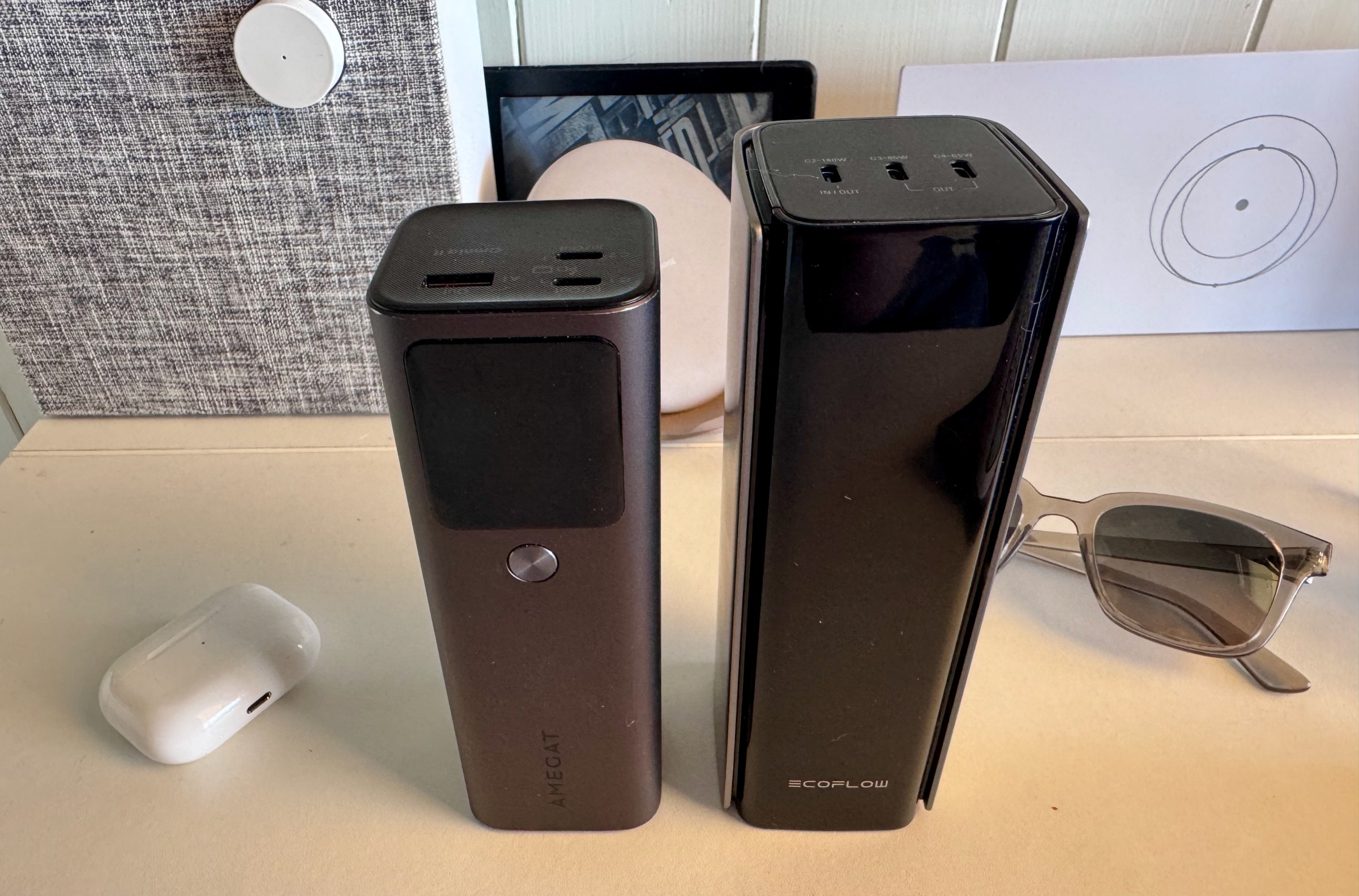 A generic 99Wh power bank on the left shows just how bulky EcoFlow’s model is.