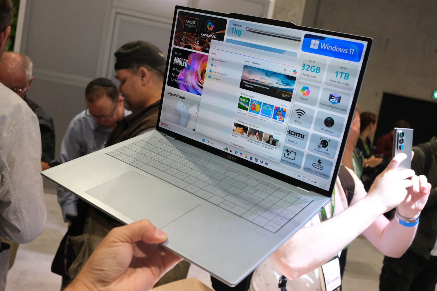 Acer Swift Air 16 IFA 2025 in hand