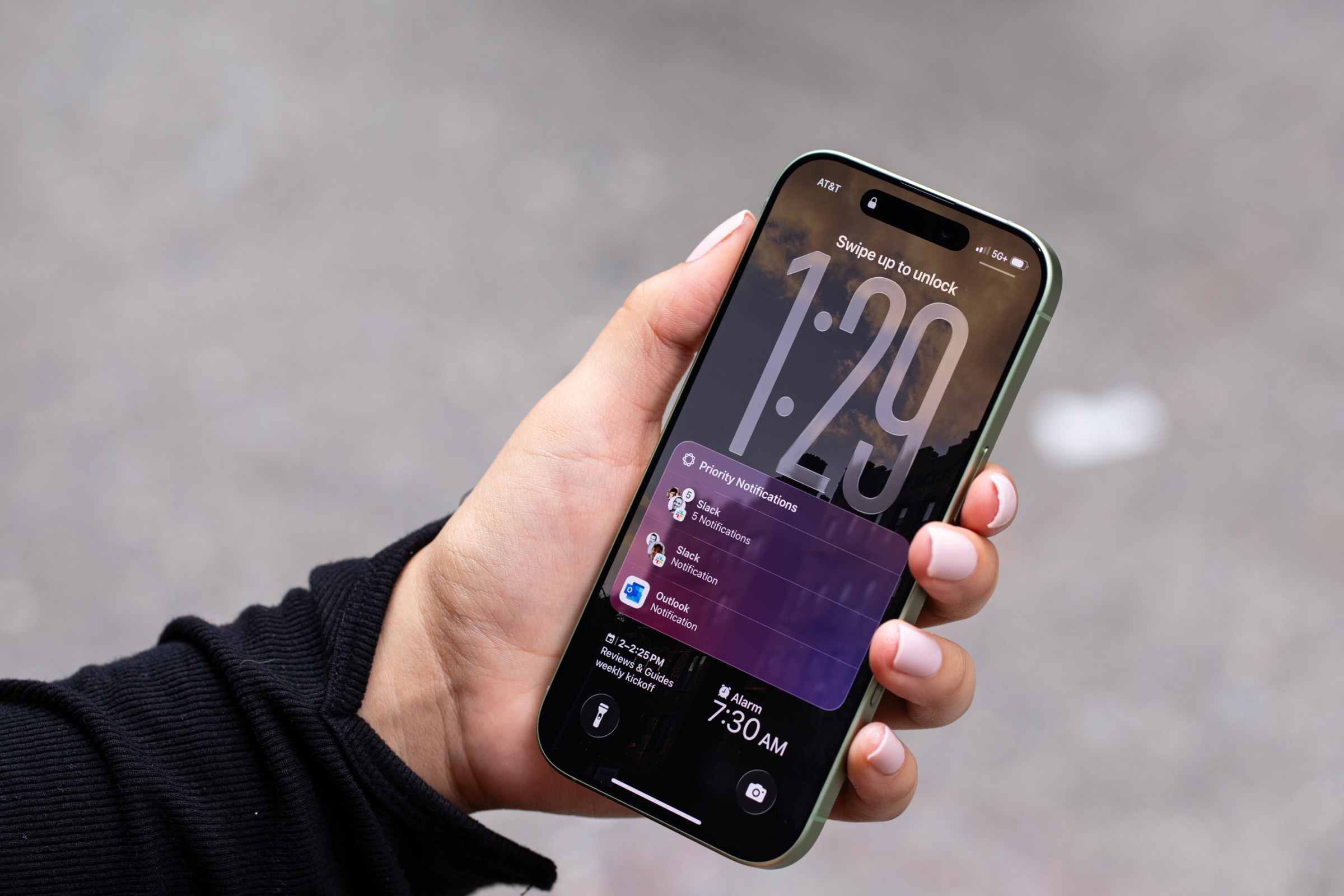 The iPhone 17’s always-on display lets you quickly glance at notifications.