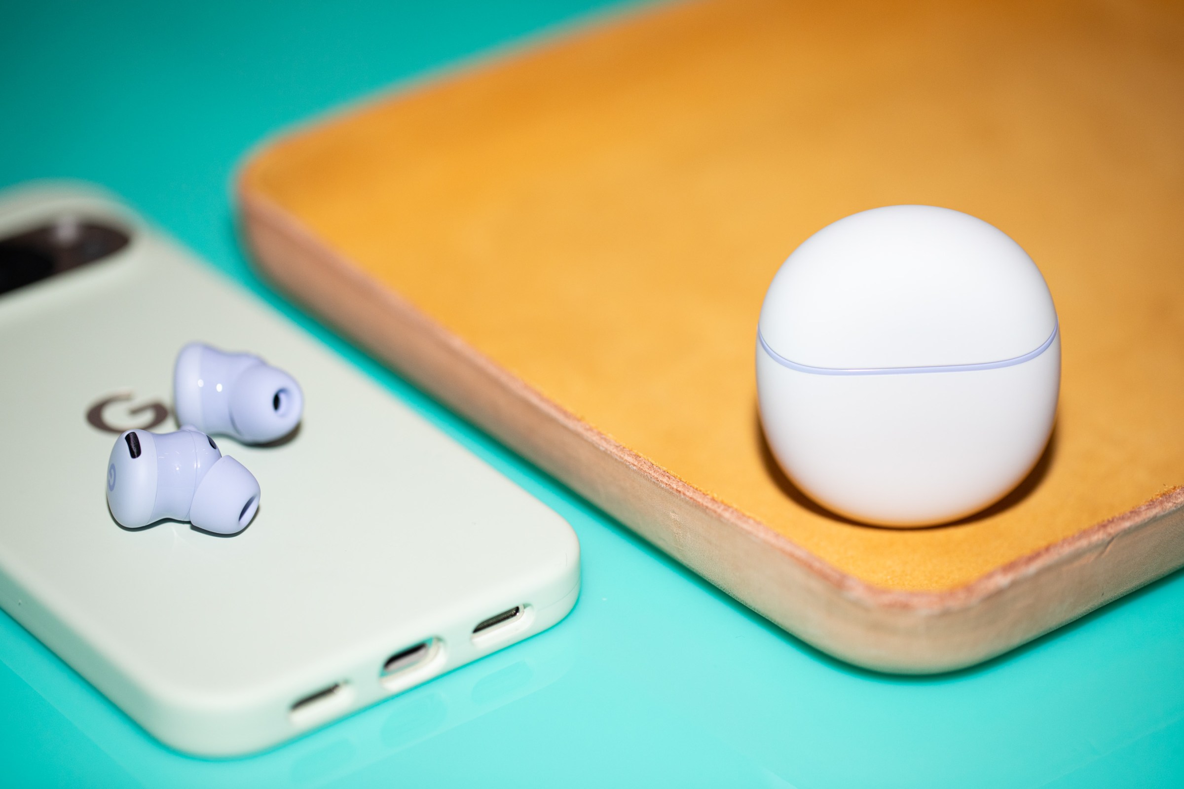 A small but nice thing: the Buds’ charging case is really nice to fiddle with.