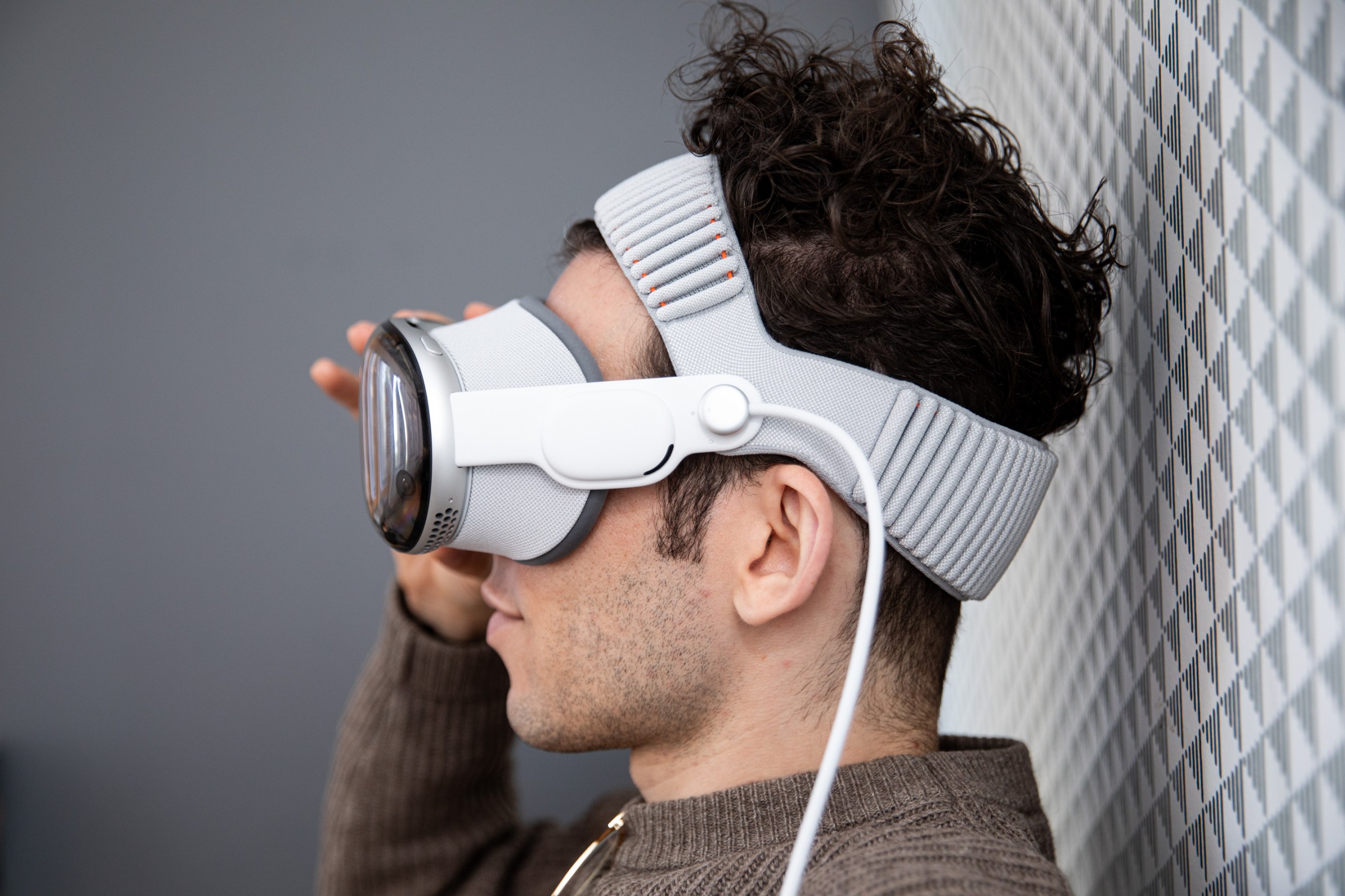 My colleague Jake Kastrenakes checking out the Vision Pro. Note the new headstrap.