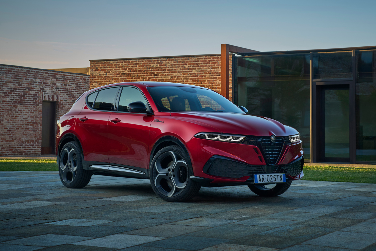 Alfa Romeo Tonale PHEV drive static front