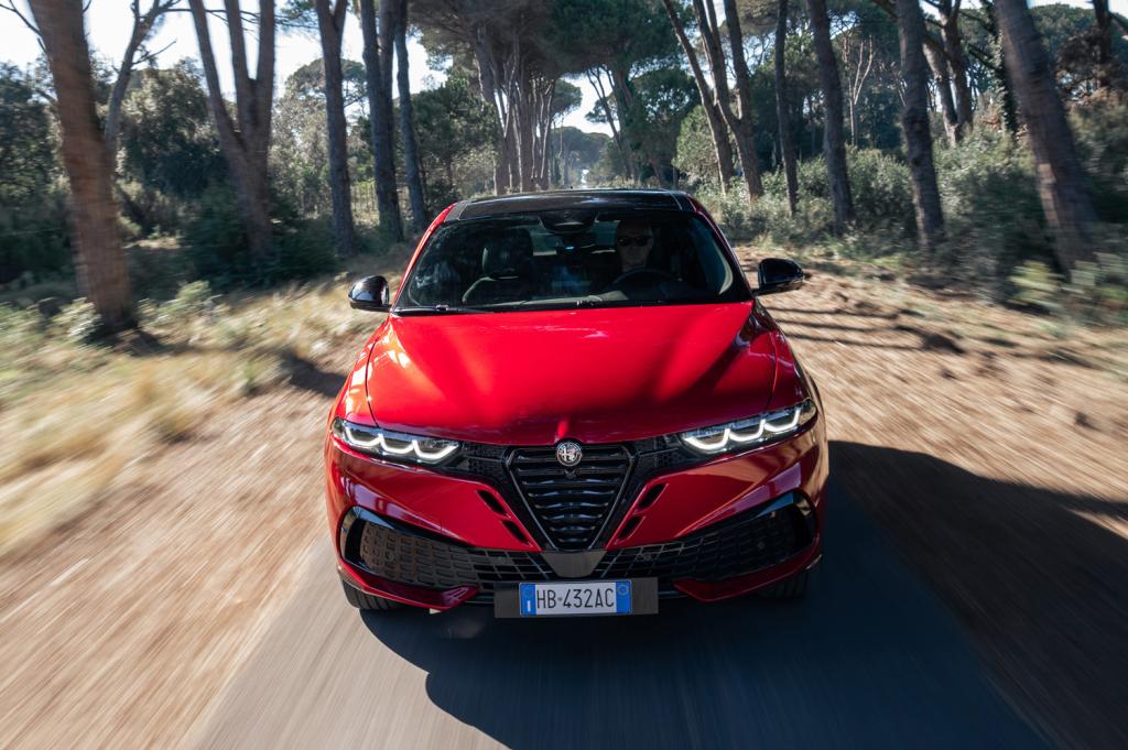 Alfa Romeo Tonale PHEV drive tracking nose