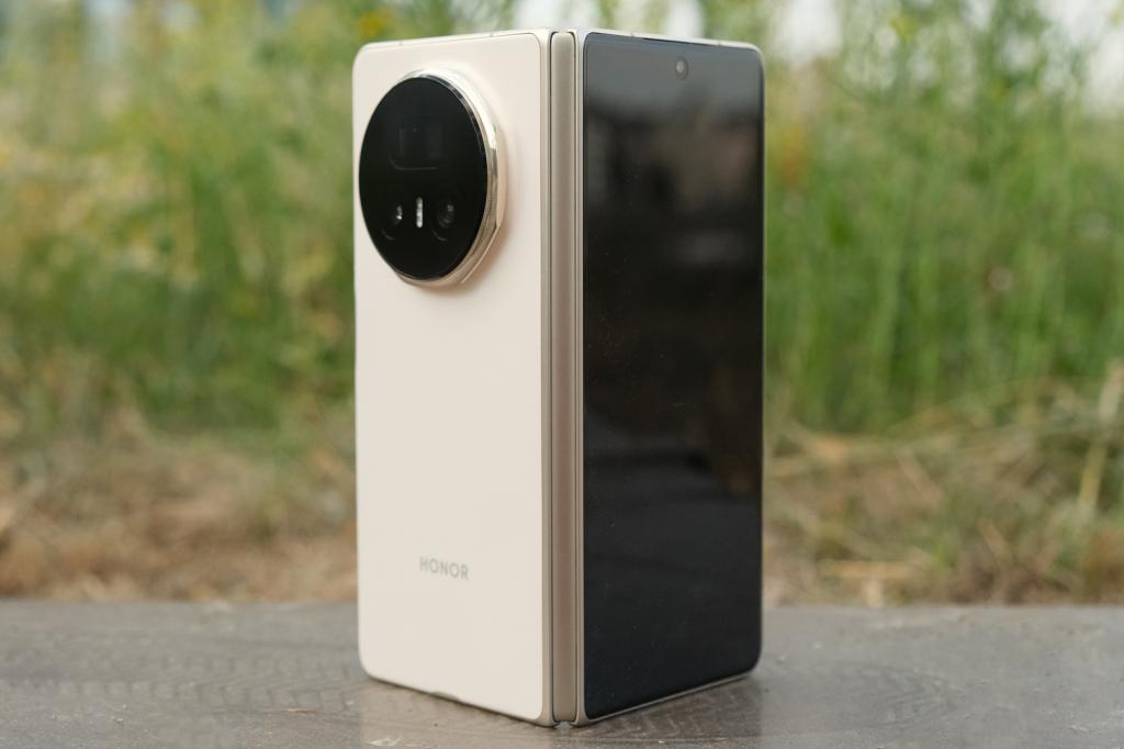 Honor Magic V5 review lead