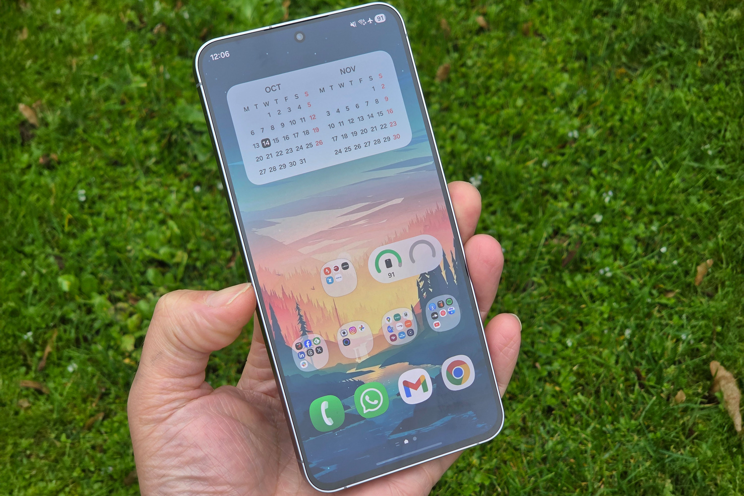 Samsung Galaxy S25 FE review in hand homescreen