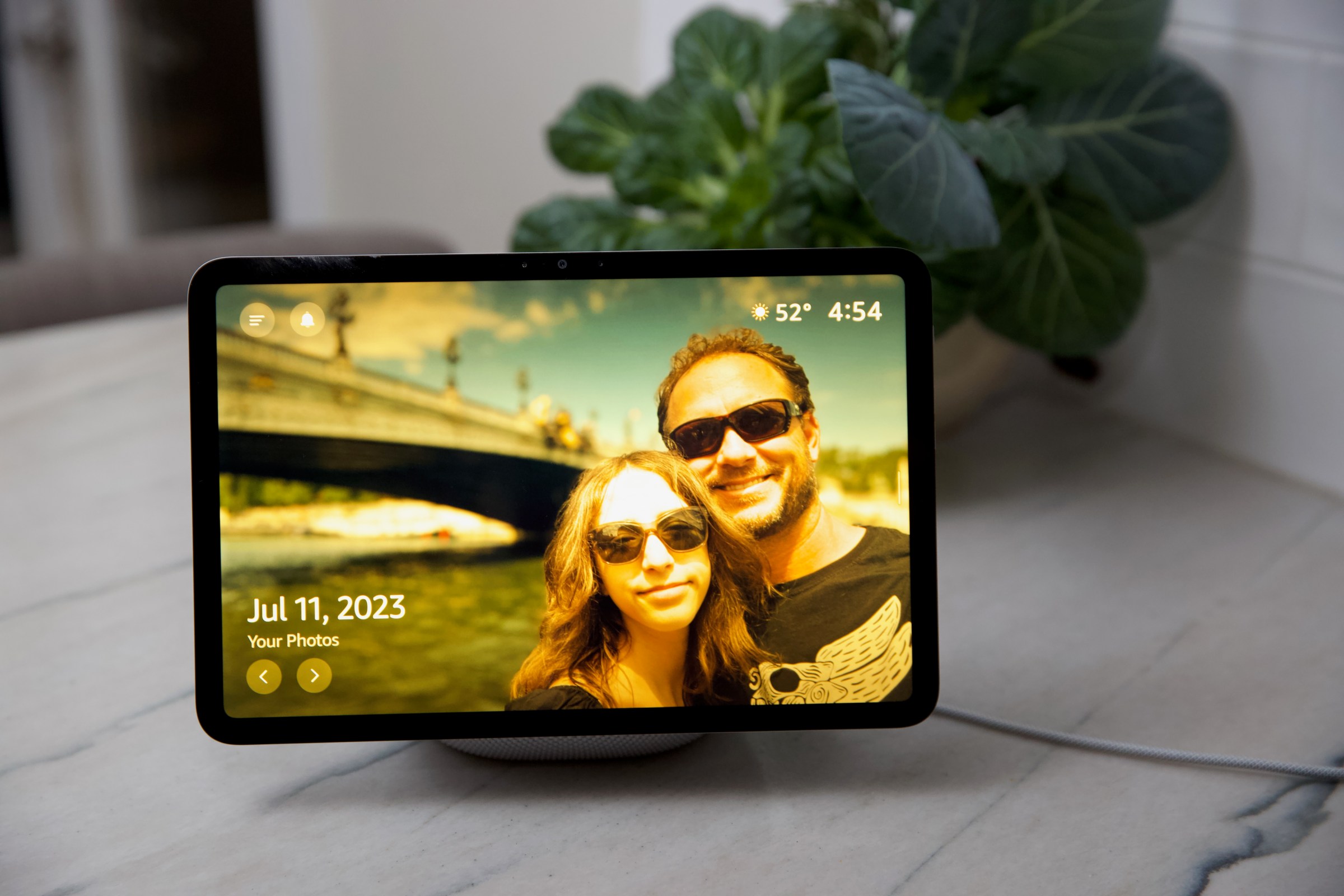 Echo screen showing two people in front of a bridge.