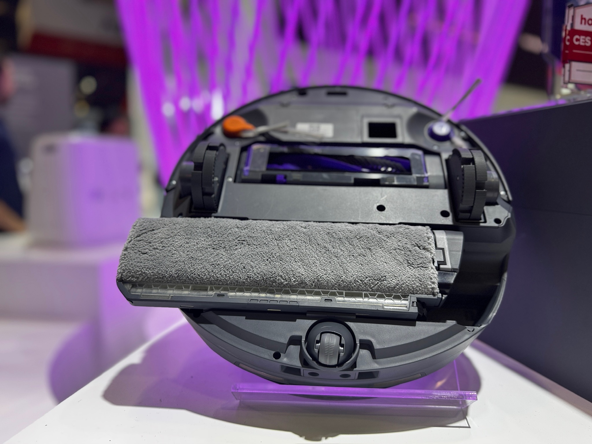 Narwal’s upcoming Narwal Flow features a big and wide extendable roller mop.