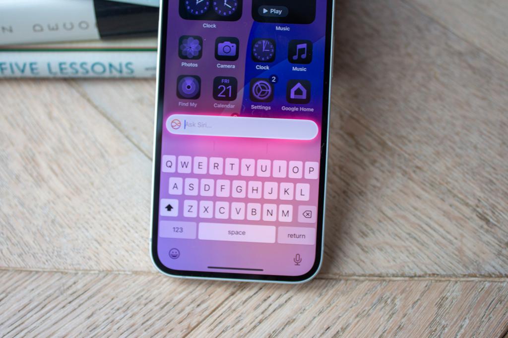Apple iPhone 16e - Siri keyboard