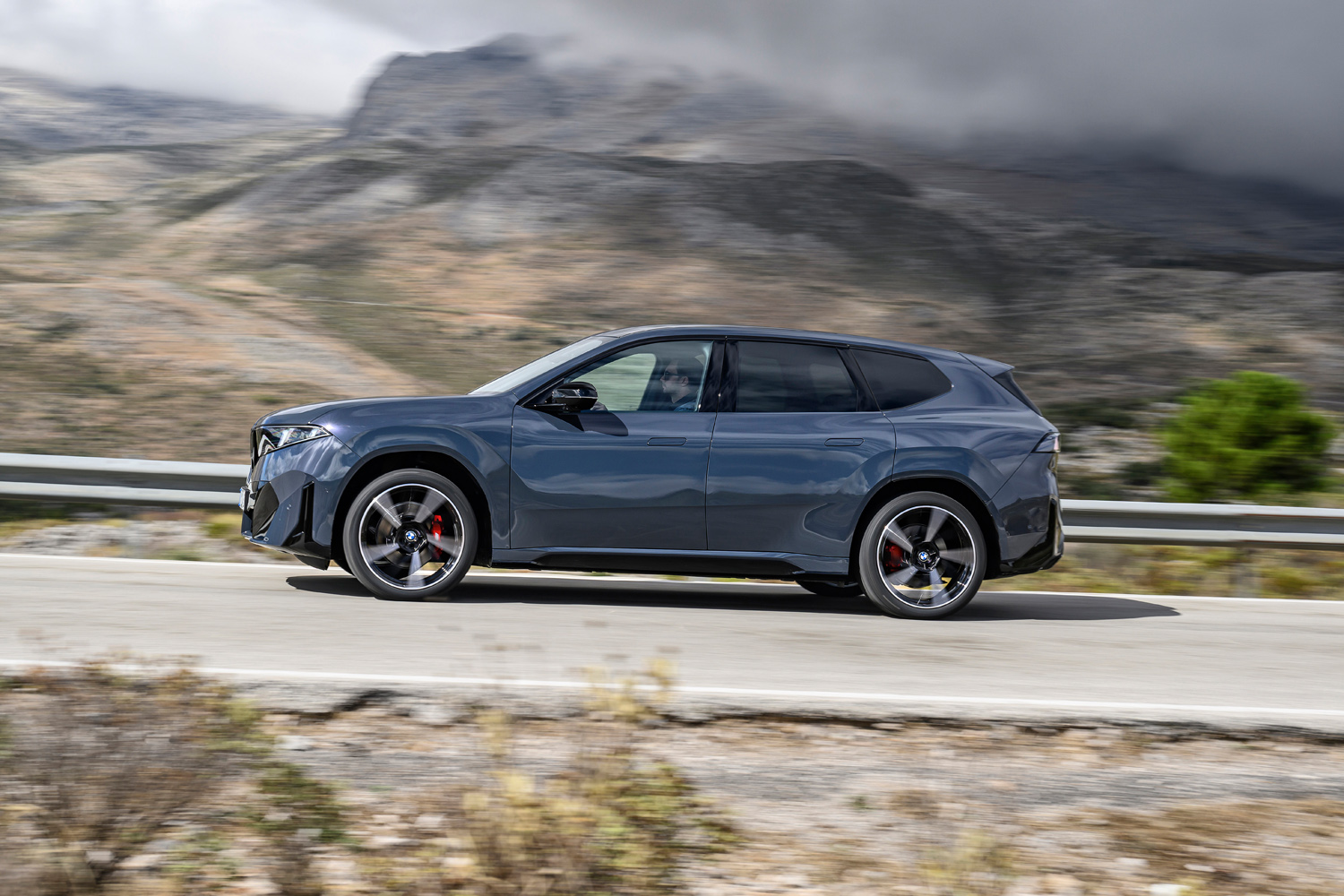 BMW iX3 2026 drive side pan