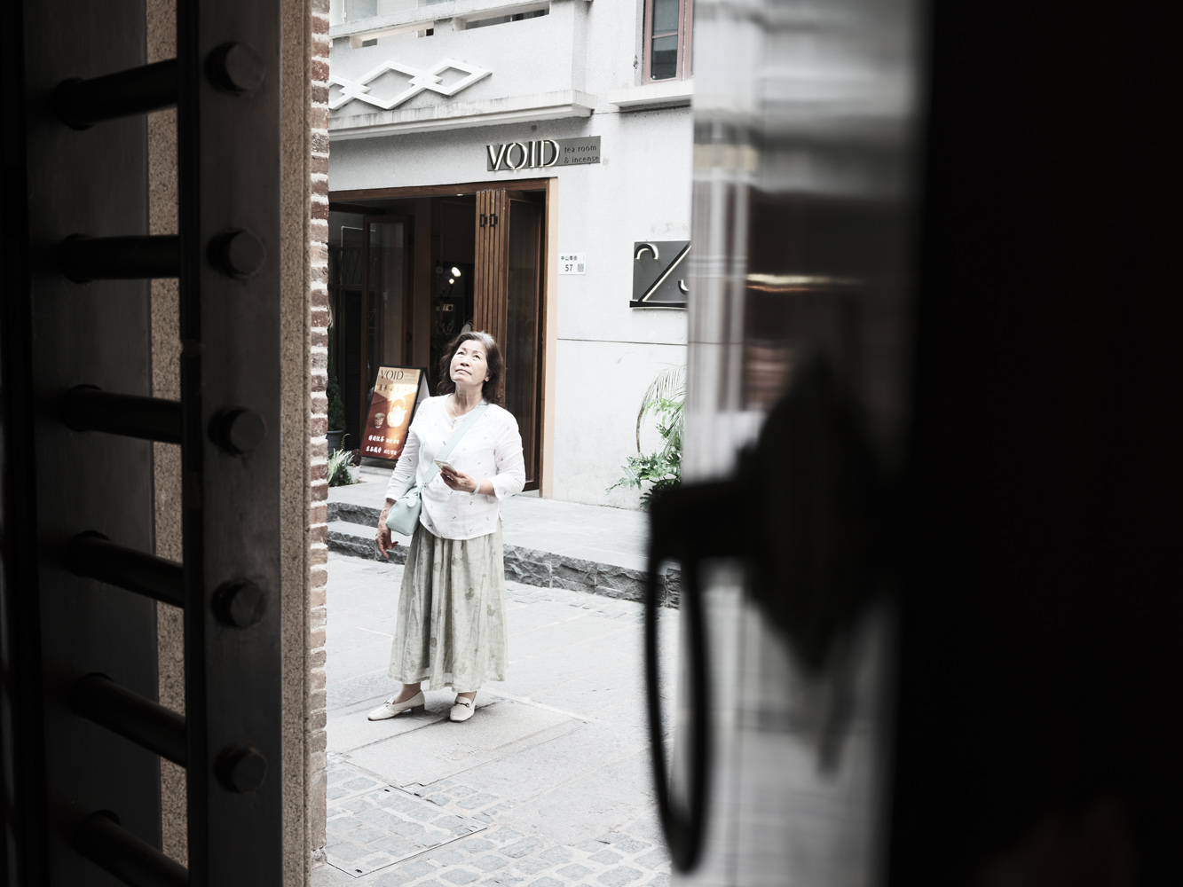 Fujifilm GFX100RF camera samples doorway