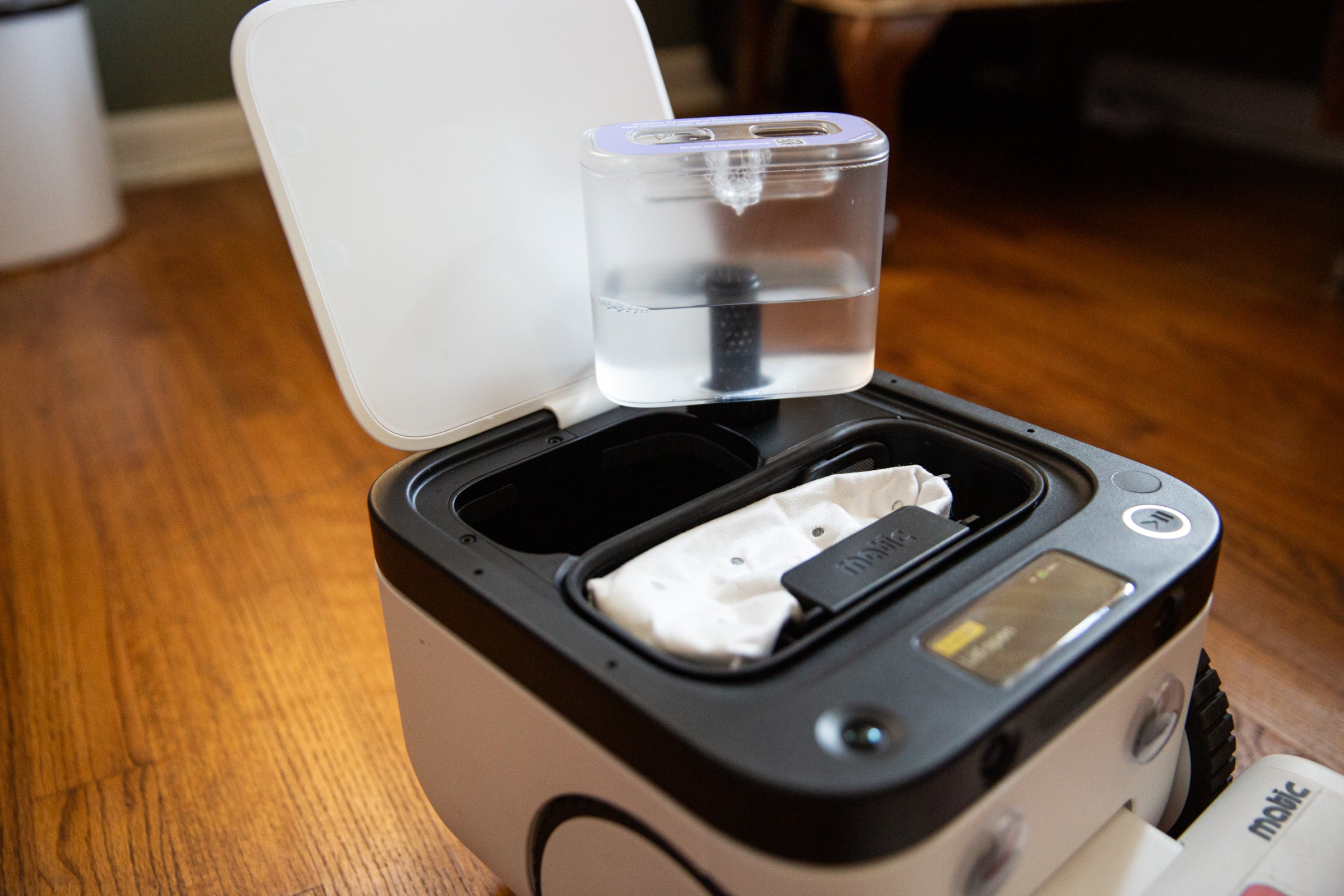 Instead of a multifunctional dock, Matic carries a large 1 liter dust and dirty water bag and 600ml water tank around with it.