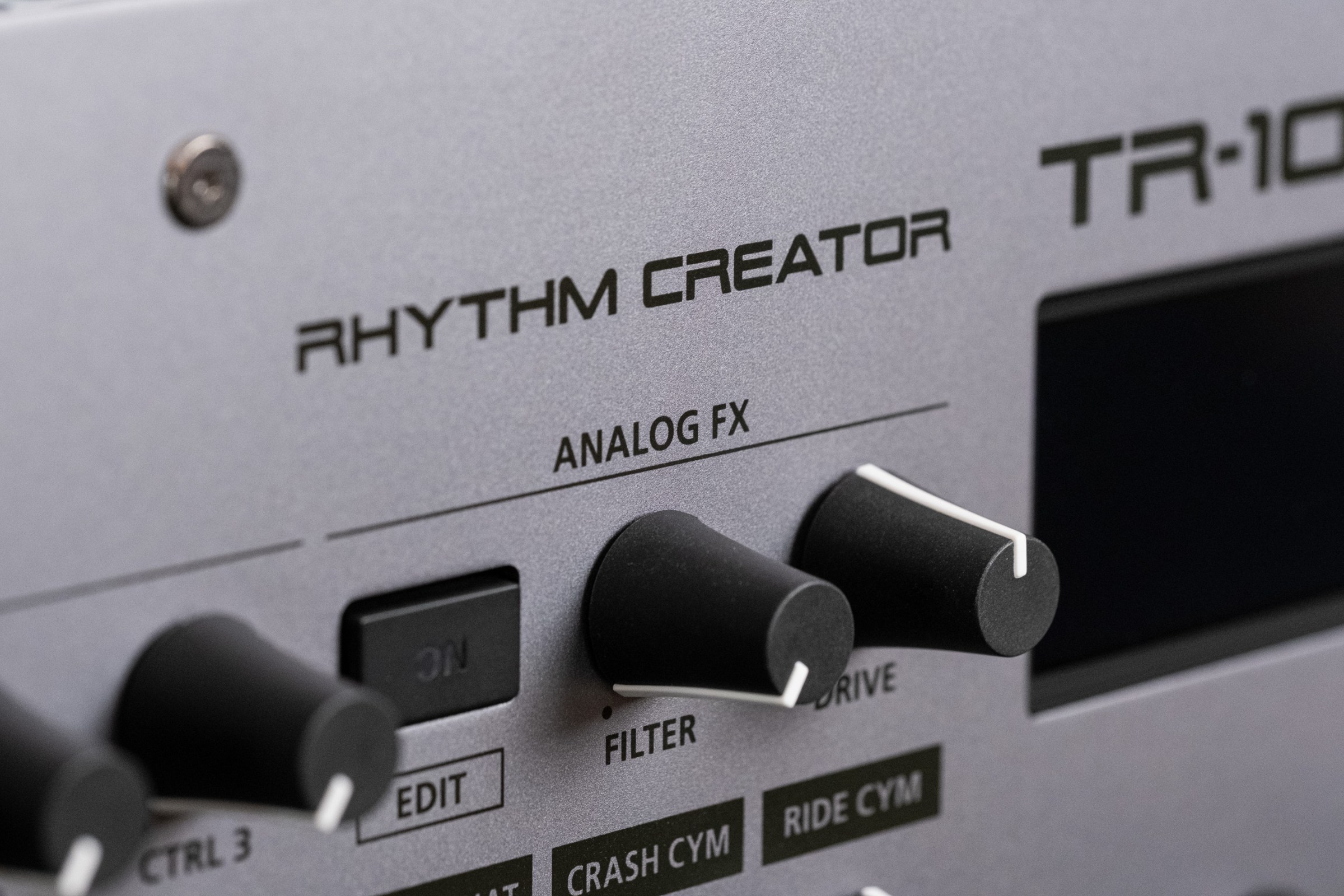 The analog FX section of the TR-1000’s front panel.