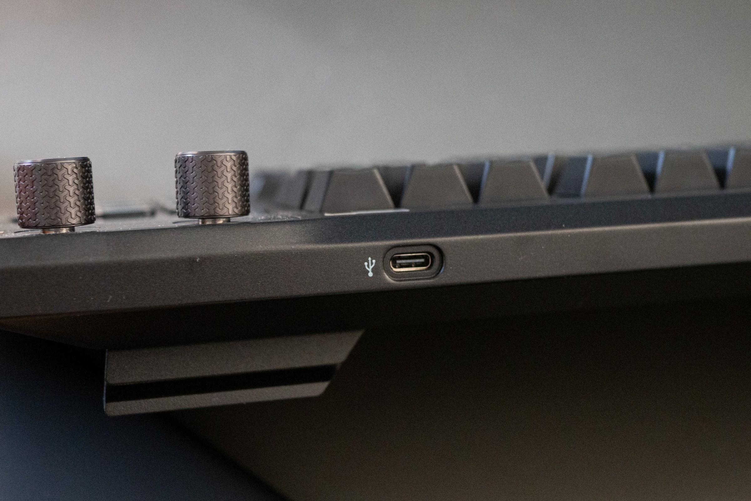 The passthrough port is located just above the dials.