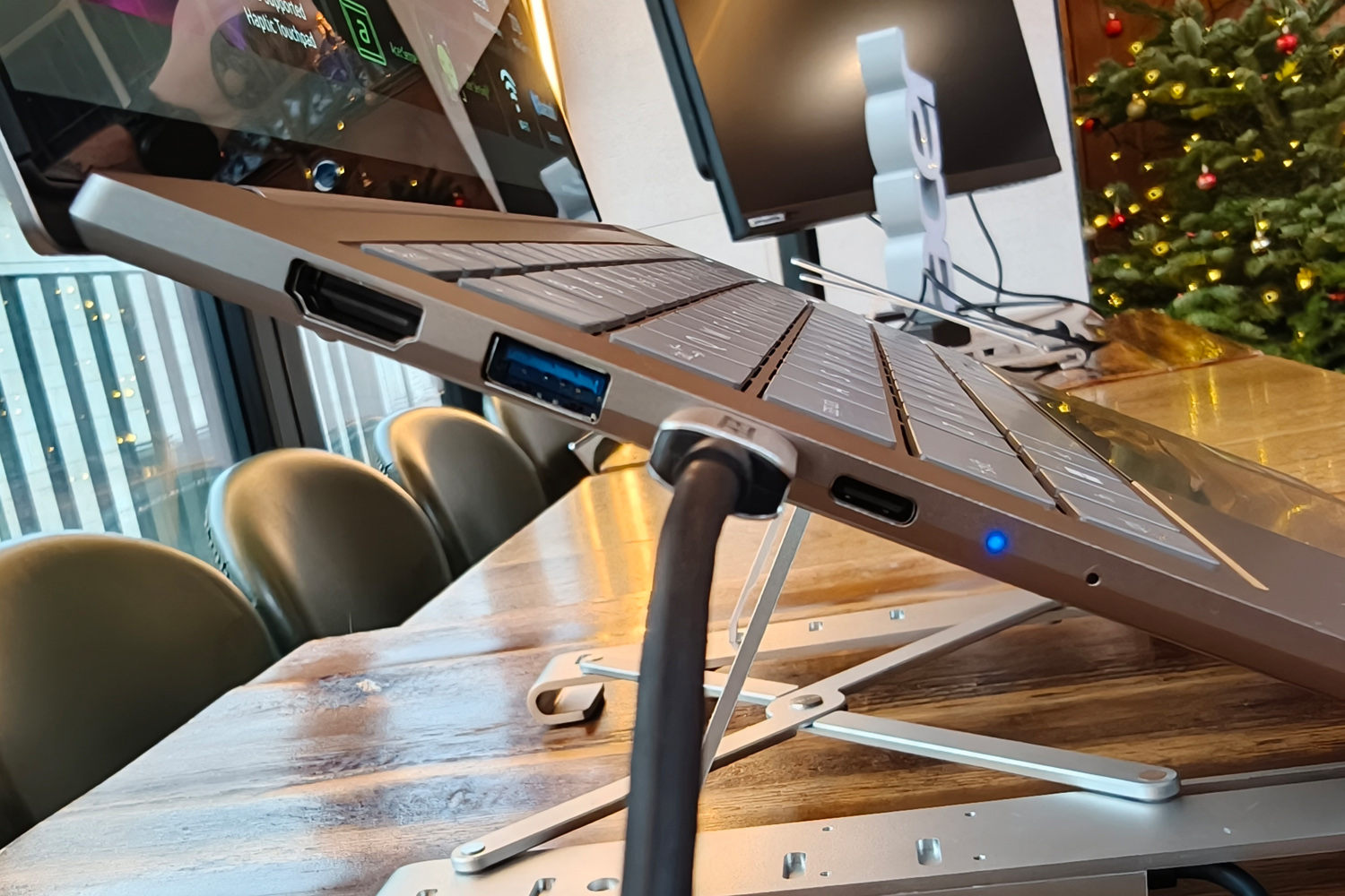 Acer Swift 16 AI CES 2026 ports left