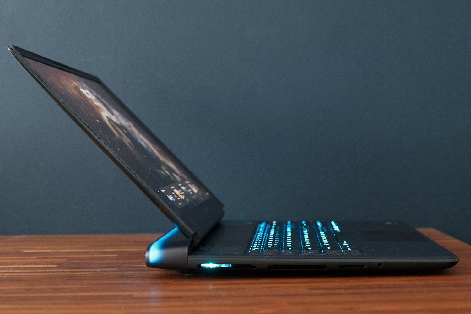 Alienware 16 Area-51 review 2025 side