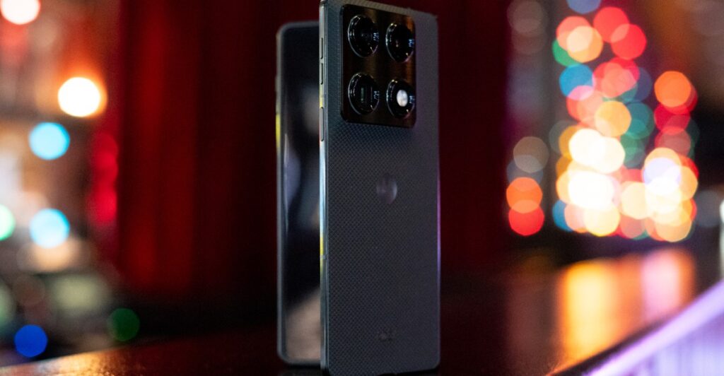 Motorola’s first book-style fold debuts