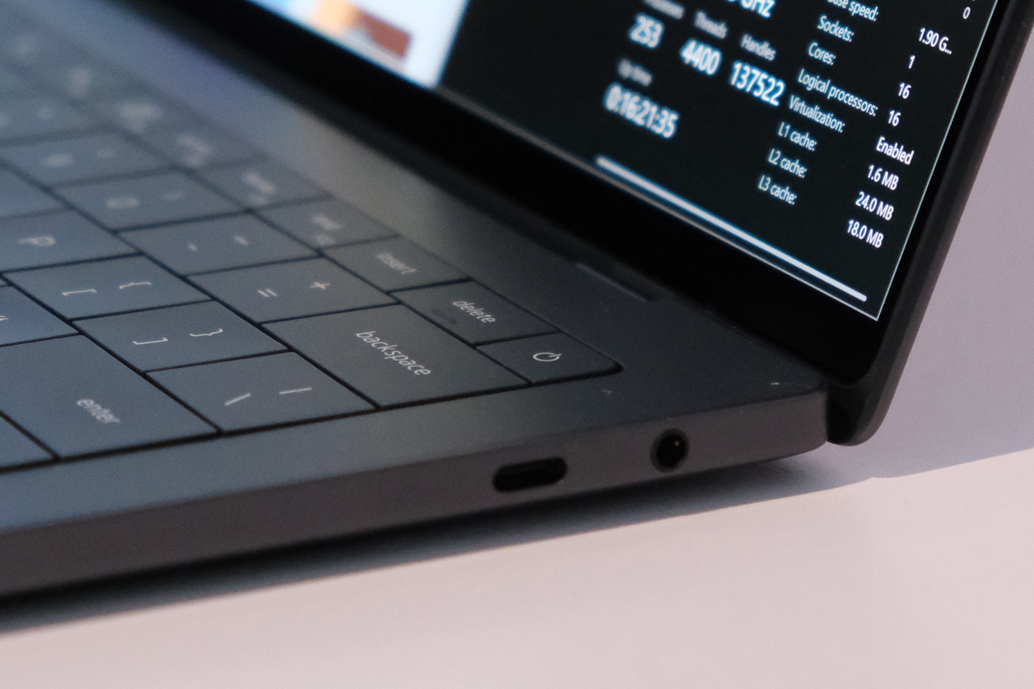 Dell XPS 14 CES 2026 ports right