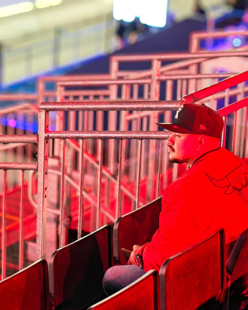 Honor Magic 8 Pro camera samples low light portrait spectator