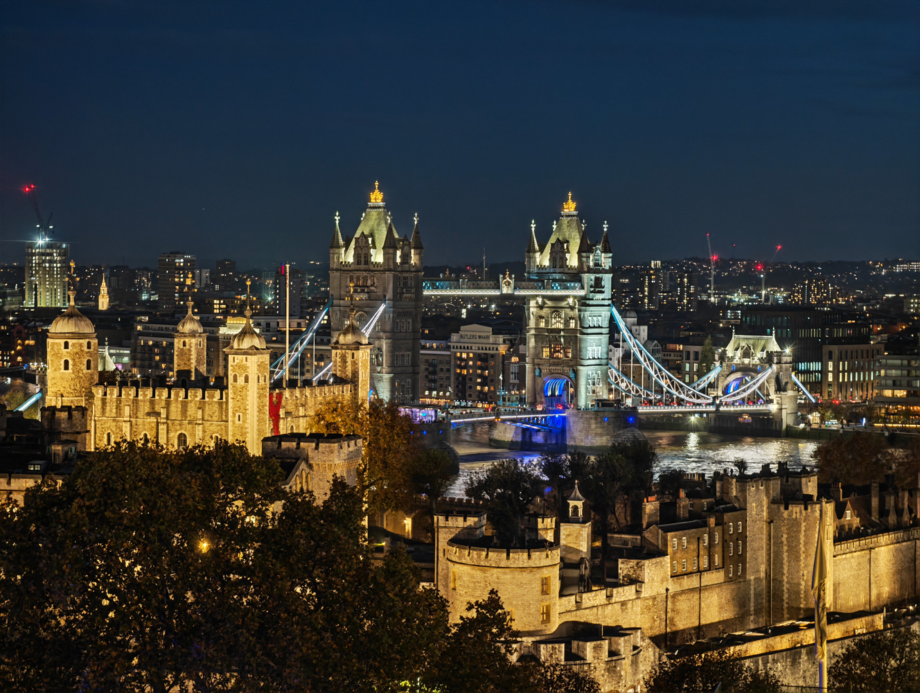 Honor Magic 8 Pro camera samples tower bridge at night