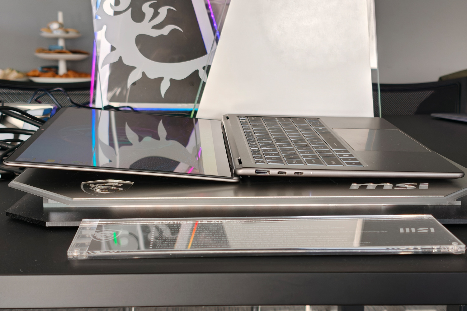 MSI Prestige 14 AI+ CES 2026 hinge