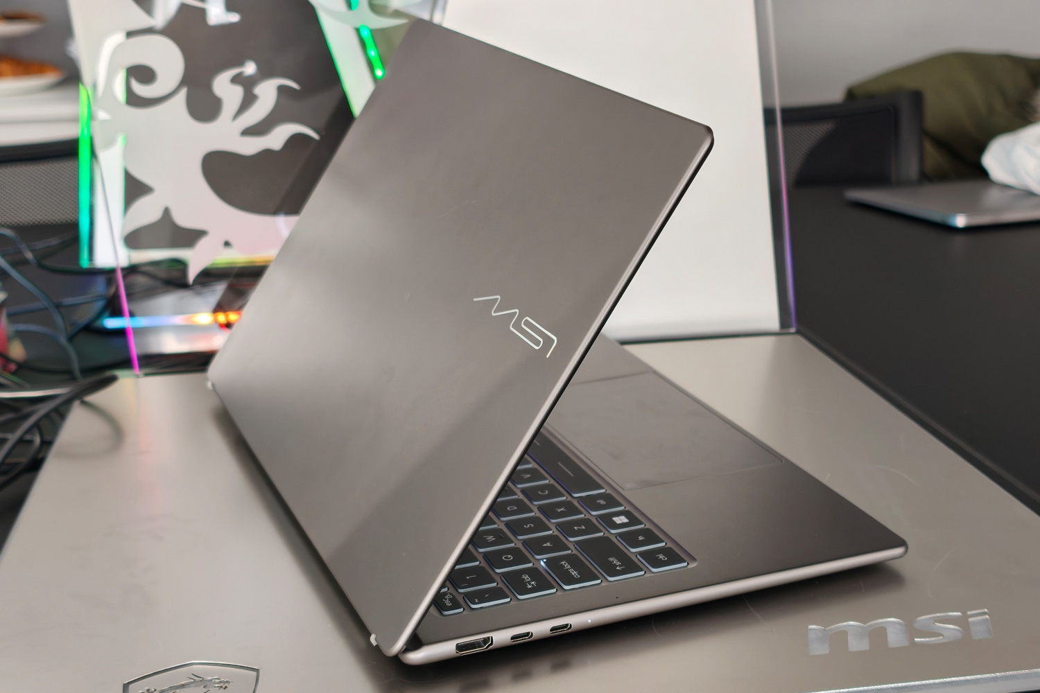 MSI Prestige 14 AI+ CES 2026 lid