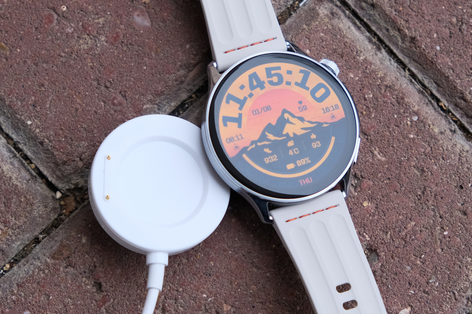 OnePlus Watch Lite review charging port