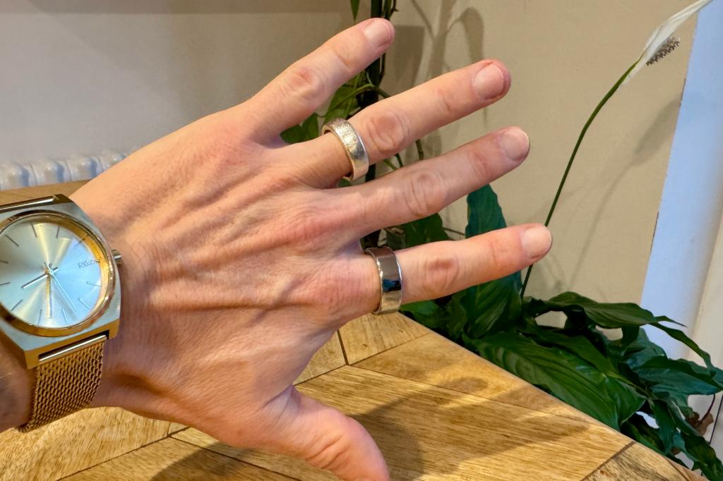 Oura Ring 4 on index finger