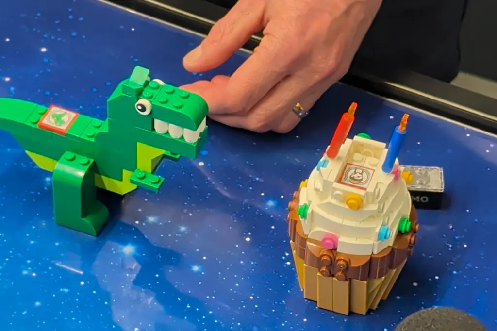 Lego Smart Brick in Dinosaur
