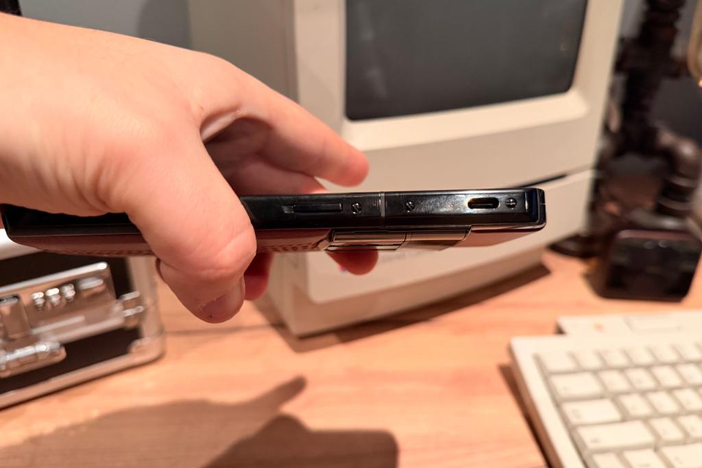 Vertu Agent Q USB-C Port