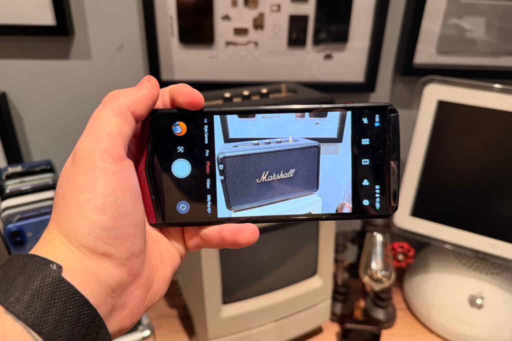 Vertu Agent Q using the camera