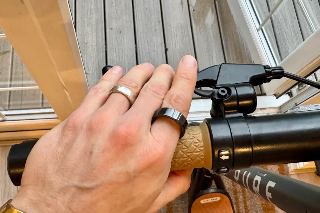 Luna Ring 2 on finger