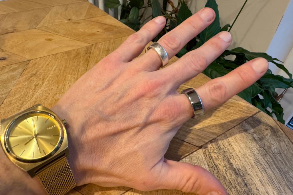 Oura Ring 4 on finger