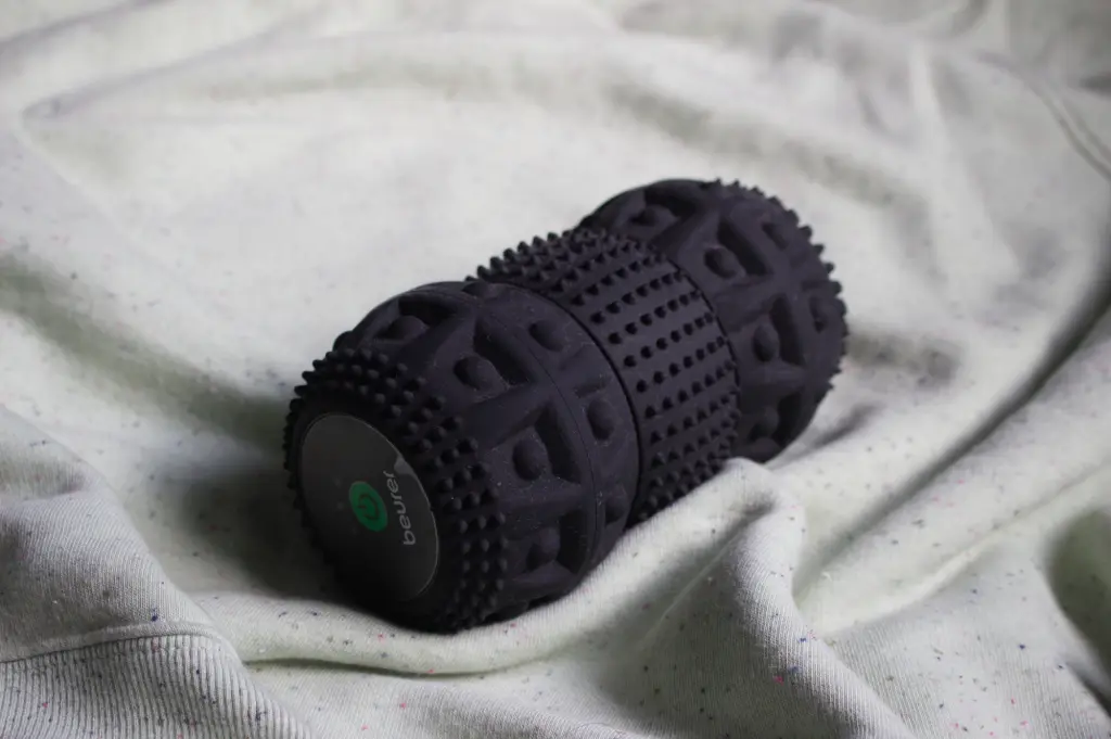Vibrating foam roller on fabric