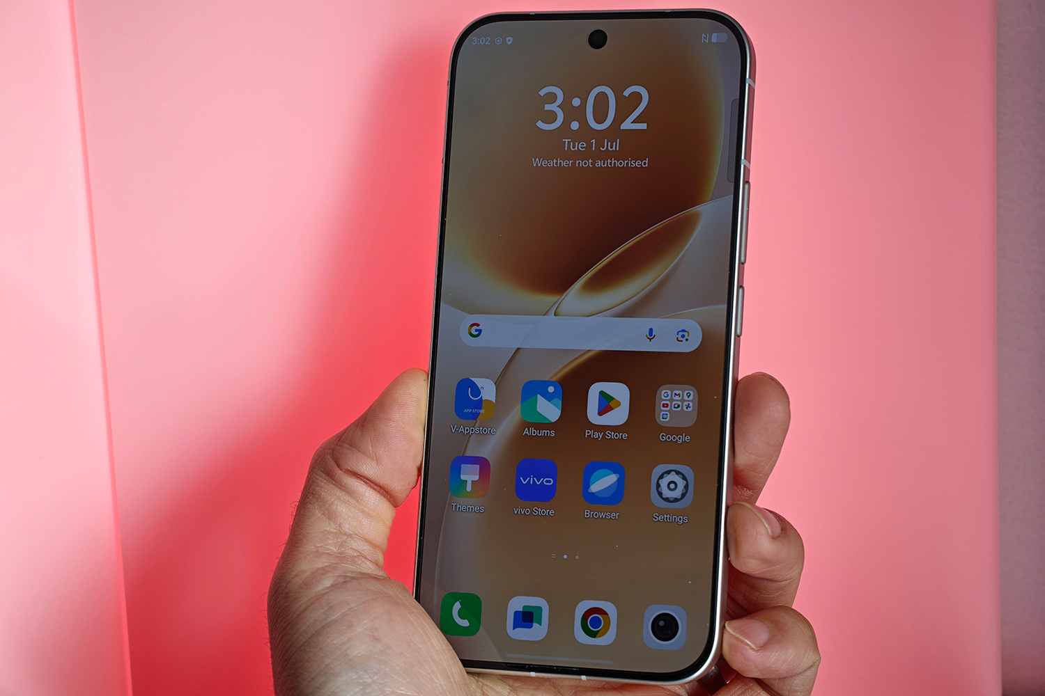 Vivo V70 hands-on in hand front