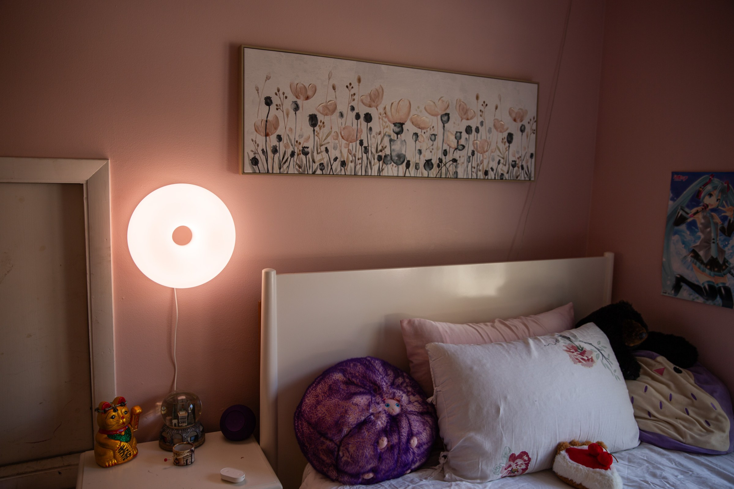 The Varmblixt replaced a regular table lamp on my daughter’s bedside table — and by mounting it on the wall, I freed up a lot of space.