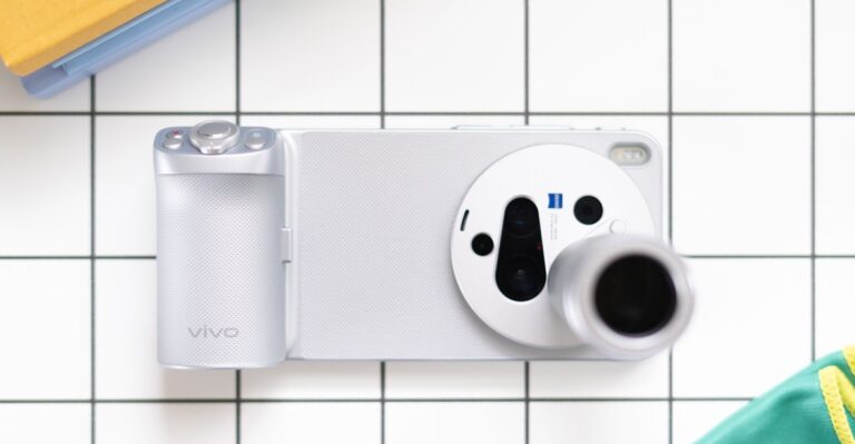 More phone cameras should come with telephoto lenses