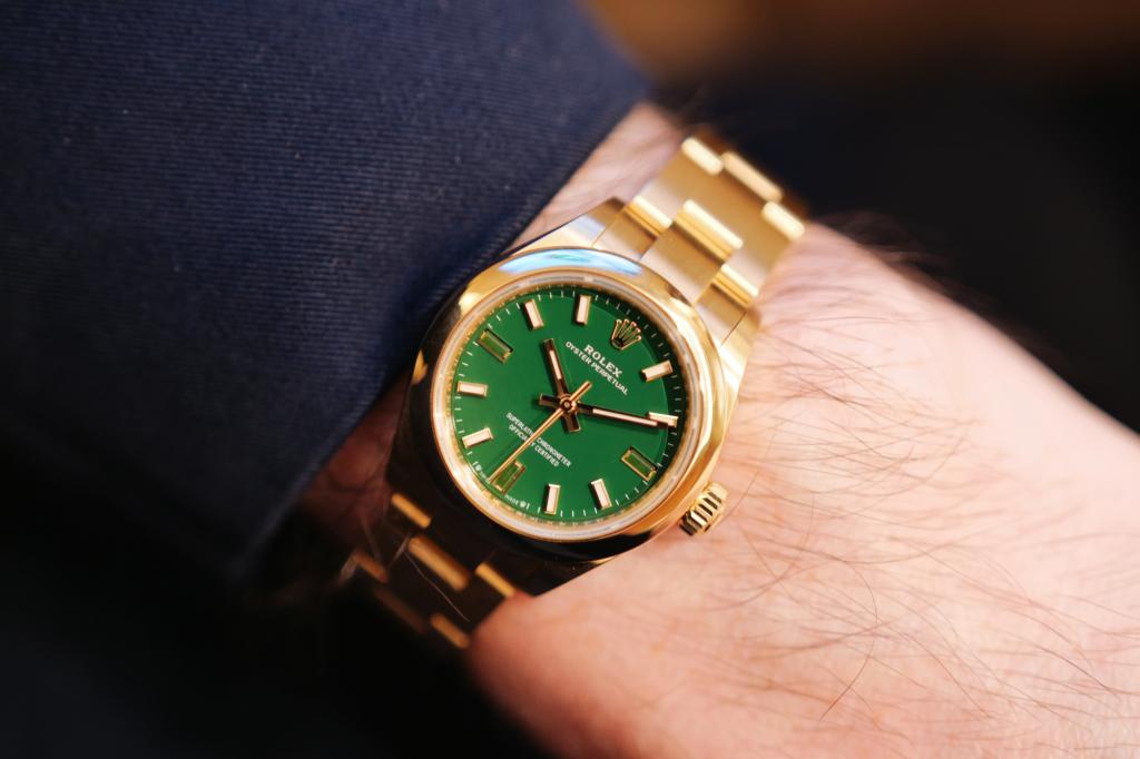 Oyster Perpetual 28 – Yellow gold, green stone lacquer dial on wrist