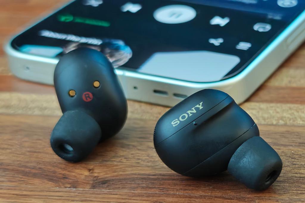 Sony WF1000-XM6 review listening 1