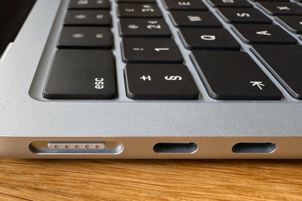 MacBook Air M5 ports
