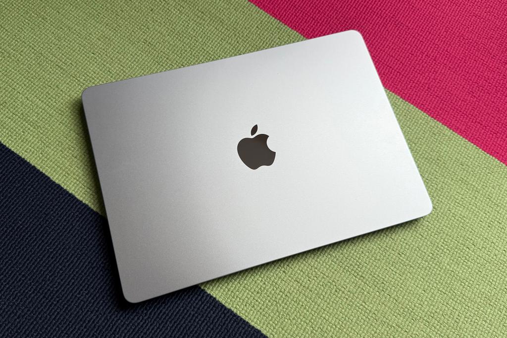 MacBook Air M5 on rug